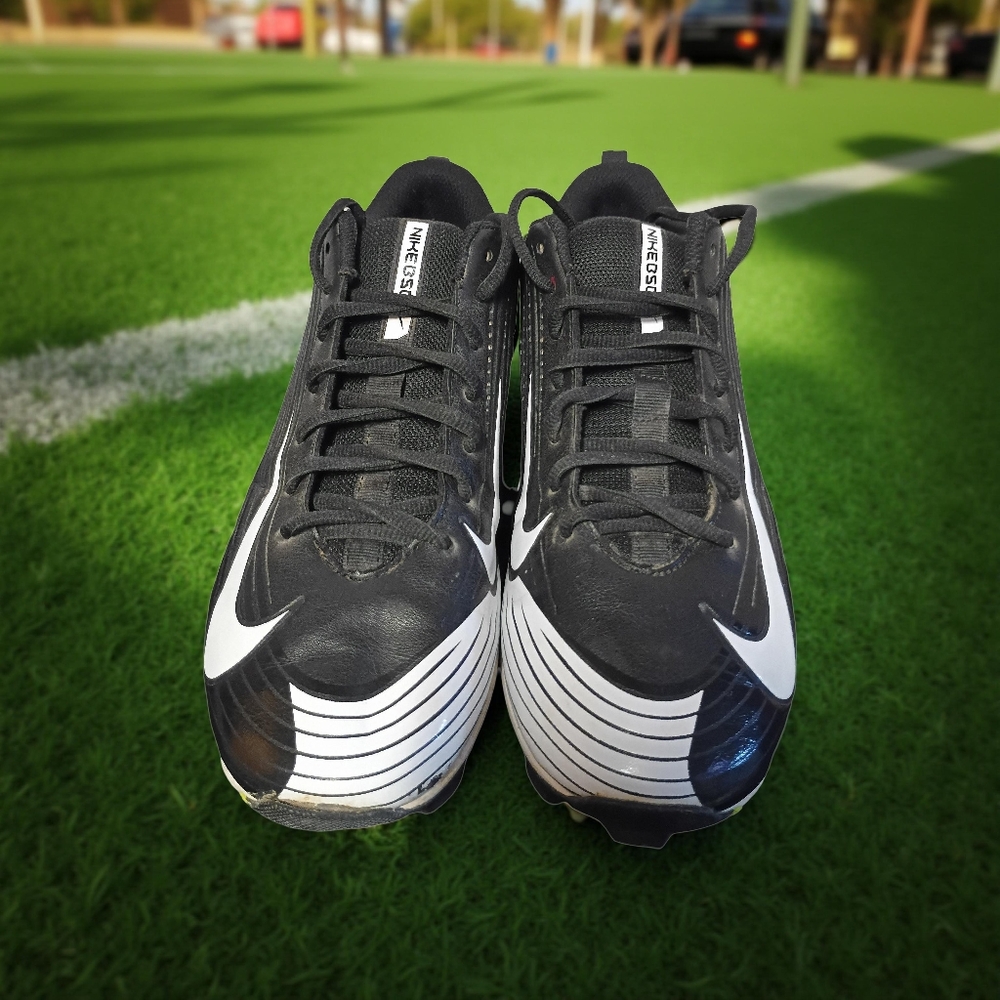 Nike Men's Black and White Athletic Cleats